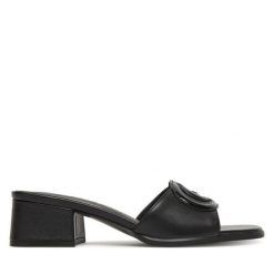 Klapki Guess. Czarne klapki damskie Guess, z aplikacjami, bez obcasa. Za 449.99 zł.