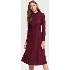 Rozkloszowana sukienka - Czerwony. Czerwone sukienki damskie Reserved. Za 179.99 zł.