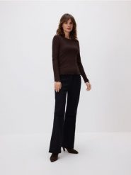 Bluzka z wełną - ciemnobrązowy. Brązowe bluzki damskie Reserved, l, bez wzorów, z dzianiny, bez kołnierzyka, bez ramiączek. Za 159.99 zł.