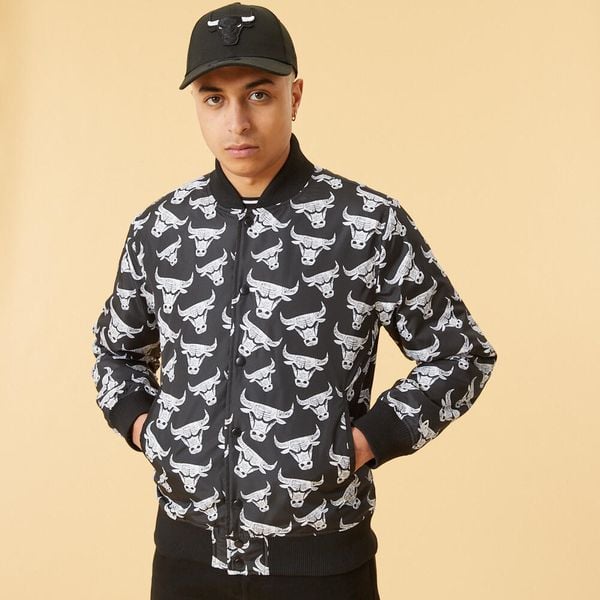 Kurtka z logo Chicago Bulls. Czarne kurtki męskie New Era, m, bez wzorów, z materiału, bez kaptura. Za 444.40 zł.