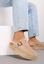 Ciemnobeżowe Klapki na Platformie Ozdobione Klamrą i Futerkiem Lasandra. Brązowe klapki damskie Renee, bez wzorów, z jeansu, eleganckie, bez obcasa, na platformie. Za 74.99 zł.