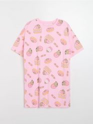 Bawełniana koszula nocna Pusheen the Cat - różowy. Czerwone koszule nocne damskie Sinsay, l, bez wzorów, z bawełny. Za 39.99 zł.