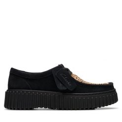 Półbuty Clarks. Brązowe półbuty damskie Clarks, bez wzorów, bez obcasa, na płaskiej podeszwie, bez zapięcia. Za 409.99 zł.
