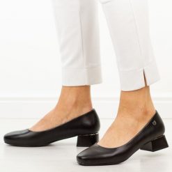 Czarne czółenka damskie na obcasie Sergio Leone Pb417. Czarne czółenka damskie Sergio Leone, bez wzorów, ze skóry, eleganckie, bez obcasa, na obcasie, bez zapięcia. Za 169.00 zł.