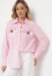 Różowa Koszula na Biżuteryjne Guziki ze Zdobionymi Kieszeniami Nerlla. Czerwone bluzki damskie Born2be, m, z aplikacjami, klasyczne, bez kołnierzyka, bez ramiączek. Za 34.99 zł.