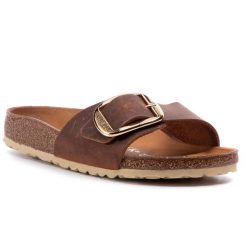 Klapki Birkenstock. Brązowe klapki damskie Birkenstock, bez wzorów, bez obcasa. Za 589.99 zł.