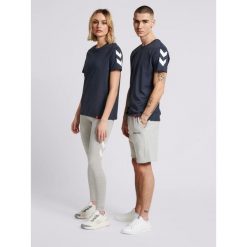 Koszulka Hummel hmlLEGACY chevron. Niebieskie koszulki sportowe męskie Hummel, m, bez wzorów, bez kołnierzyka, bez ramiączek, na fitness i siłownię. Za 127.50 zł.