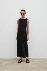 Sukienka maxi z wiskozy w kolorze BLACK - AMBER-M. Czarne sukienki damskie Marsala, na co dzień, na lato, m, bez wzorów, z tkaniny, eleganckie, bez kołnierzyka, bez ramiączek, maxi, proste. Za 299.90 zł.