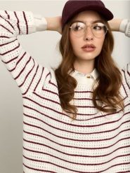 Sweter w paski z ażurowym splotem - kremowy. Białe swetry damskie Sinsay, l, w ażurowe wzory, ze splotem, bez kołnierzyka, bez ramiączek, bez kaptura. Za 49.99 zł.