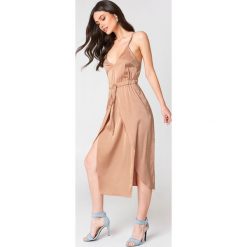 Linn Ahlborg x NA-KD Satynowa sukienka midi - Nude. Sukienki damskie marki Linn Ahlborg x NA-KD. W wyprzedaży za 40.18 zł.