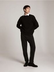 Gładka bluza z wiskozą - czarny. Czarne bluzy męskie Reserved, l, bez wzorów, z dzianiny, bez kaptura. Za 189.99 zł.
