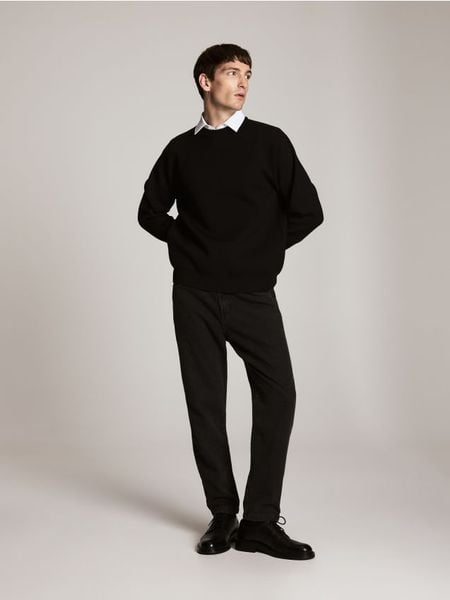 Gładka bluza z wiskozą - czarny. Czarne bluzy męskie Reserved, l, bez wzorów, z dzianiny, bez kaptura. Za 189.99 zł.