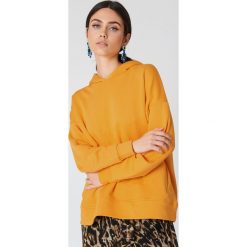 NA-KD Bluza z kapturem z drapowanym rękawem - Orange. Bluzy damskie marki NA-KD. W wyprzedaży za 48.58 zł.