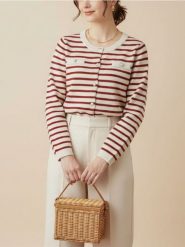 Akrylowy kardigan z kieszeniami piersiowymi - czerwony. Czerwone kardigany damskie Sinsay, l, bez wzorów. Za 49.99 zł.