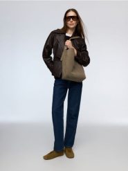 Zamszowa torebka shopper - jasnoszary. Szare torebki shopper damskie Reserved, bez wzorów, z zamszu, zamszowe, bez dodatków. Za 279.99 zł.