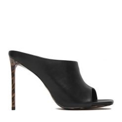 Klapki Eva Minge. Czarne klapki damskie Eva Minge, bez wzorów, bez obcasa. Za 449.99 zł.