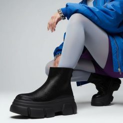 Botki damskie S. Barski, na wysokiej masywnej platformie z brokatową cholewką ze skóry, czarne, MR52-204. Czarne kozaki damskie S.BARSKI, z jeansu, bez obcasa, na platformie. Za 288.99 zł.