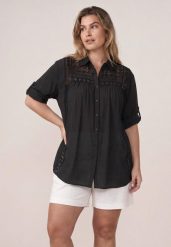 Czarna Koszula z Bawełną na Lato w Stylu Boho Ozdobiona Koronką Cinnamis. Czarne bluzki damskie Born2be, uniwersalny, z aplikacjami, z bawełny, boho, bez kołnierzyka, bez ramiączek. Za 119.99 zł.