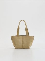 Torebka z imitacji zamszu - beżowy. Brązowe torebki do ręki damskie Reserved, bez wzorów, ze skóry, bez dodatków. Za 119.99 zł.