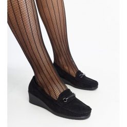 Czarne mokasyny na koturnie Amela. Czarne mokasyny damskie eleganckie. Za 101.26 zł.