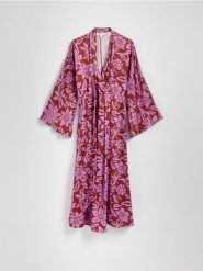 Wzorzysta sukienka z szalem - wielobarwny. Sukienki damskie Reserved, l, bez wzorów, z wiskozy, bez kołnierzyka, bez ramiączek, rozkloszowane. W wyprzedaży za 159.99 zł.