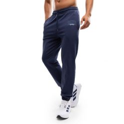 Męskie spodnie joggery Lifestyle Siroko IBZ Fondo Stone Blue. Niebieskie spodnie sportowe męskie SIROKO, l, bez wzorów, z dresówki, na fitness i siłownię. Za 169.00 zł.