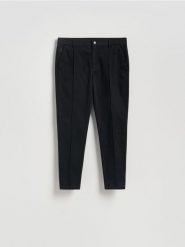 Spodnie jogger z zakładkami - czarny. Czarne spodnie materiałowe męskie Reserved, l, bez wzorów, z bawełny. Za 149.99 zł.