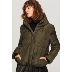 Pikowana kurtka z kapturem - Khaki. Kurtki damskie marki Reserved. W wyprzedaży za 149.99 zł.