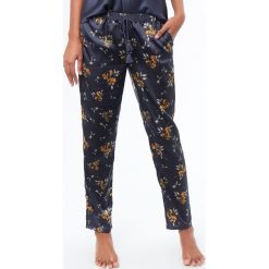 Etam - Spodnie piżamowe Blueberry. Czarne piżamy damskie Etam, z materiału. W wyprzedaży za 89.90 zł.