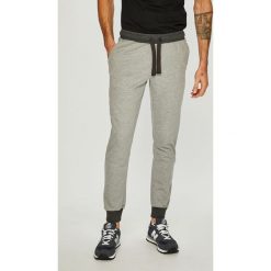 Emporio Armani - Spodnie. Spodnie materiałowe męskie marki Emporio Armani. W wyprzedaży za 269.90 zł.