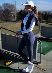 Spodnie golfowe damskie Raven – Stretch, wysoki stan, krój performance. Niebieskie spodnie materiałowe damskie FLAIRWAY GOLF, s, bez wzorów, z materiału, z podwyższonym stanem. Za 469.00 zł.