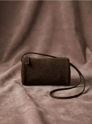 Torebka typu barrel bag z imitacji zamszu - brązowy. Brązowe torebki do ręki damskie Sinsay, bez wzorów, bez dodatków. Za 29.99 zł.