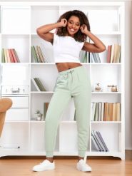 Spodnie dresowe - zielony. Zielone spodnie dresowe damskie Sinsay, l, bez wzorów, z bawełny. Za 39.99 zł.