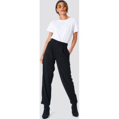 NA-KD Trend Szerokie spodnie z wysokim stanem - Black. Spodnie materiałowe damskie marki NA-KD Trend. Za 92.95 zł.