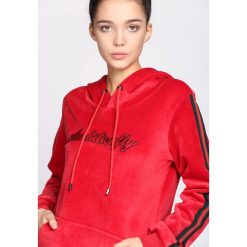 Czerwona Bluza Peace. Czerwone bluzy sportowe damskie Born2be. Za 79.99 zł.