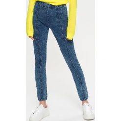 Jeansowe jegginsy z zamkiem z tyłu - Niebieski. Legginsy damskie Cropp, z jeansu. W wyprzedaży za 39.99 zł.