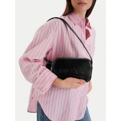 Torebka MEXX. Czarne listonoszki damskie Mexx, bez wzorów, bez dodatków. Za 179.99 zł.