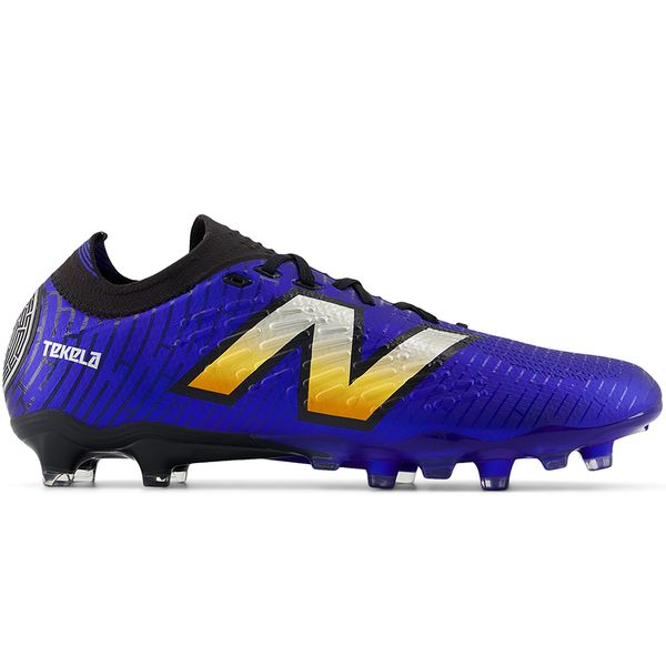 Korki męskie New Balance TEKELA PRO FG V4+ ST1FLZ45 – niebieskie. Niebieskie buty sportowe męskie New Balance, z gumy, bez zapięcia, do piłki nożnej. Za 599.99 zł.