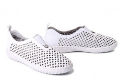 RIEKER N0965-80 white, półbuty damskie. Białe półbuty damskie Rieker, na lato, bez wzorów, z gumy, bez obcasa, bez zapięcia. Za 255.92 zł.
