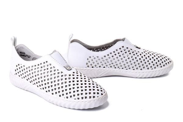 RIEKER N0965-80 white, półbuty damskie. Białe półbuty damskie Rieker, na lato, bez wzorów, z gumy, bez obcasa, bez zapięcia. Za 287.91 zł.