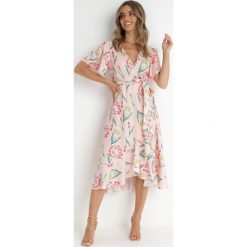 Różowa Sukienka Rirra. Czerwone sukienki damskie Born2be, m, bez wzorów, bez kołnierzyka, bez ramiączek, midi, kopertowe. Za 29.99 zł.