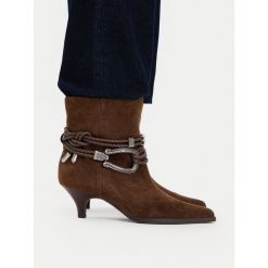Botki Badura. Brązowe botki damskie Badura, bez obcasa, na słupku, bez zapięcia. Za 499.99 zł.