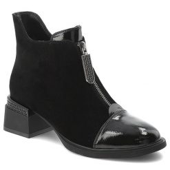 Botki damskie D&A o eleganckim fasonie z ozdobnym zamkiem lakierowanymi detalami i stabilnym obcasem czarne, CR62-3198 Black. Czarne kozaki damskie S.BARSKI, bez obcasa. Za 459.00 zł.