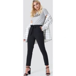 NA-KD Spodnie z wiązaniem - Black. Spodnie materiałowe damskie marki NA-KD. Za 121.95 zł.