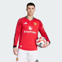 Koszulka Manchester United 25/26 Long Sleeve Home Authentic. Czerwone koszulki sportowe męskie Adidas, bez wzorów, bez kołnierzyka, bez ramiączek, do piłki nożnej. Za 699.00 zł.