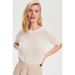 Ażurowy sweter z krótkim rękawem - Kremowy. Swetry damskie marki Reserved. Za 59.99 zł.