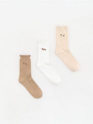 Skarpetki z haftem 3 pack - brązowy. Brązowe skarpety damskie Reserved, bez wzorów. Za 39.99 zł.