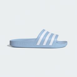 Klapki adilette Aqua. Białe klapki damskie Adidas, bez wzorów, eleganckie, bez obcasa. Za 119.00 zł.