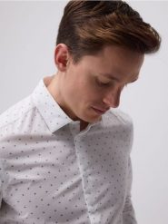 Koszula slim fit w drobne kwiaty - biały. Białe koszule męskie Reserved, l, bez wzorów, z bawełny, bez kołnierzyka, bez ramiączek. W wyprzedaży za 59.99 zł.