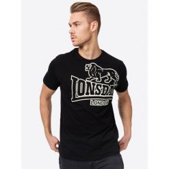 Koszulka Lonsdale Langsett. Czarne koszulki sportowe męskie Lonsdale, bez wzorów, bez kołnierzyka, bez ramiączek. W wyprzedaży za 102.40 zł.